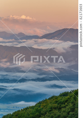 福島縣北鹽原村金澤山口的雲海 福島縣北鹽原村金澤山口的雲海 82171603