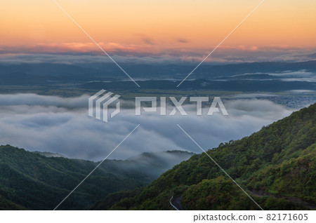 福島縣北鹽原村金澤山口的雲海 福島縣北鹽原村金澤山口的雲海 82171605