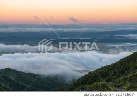 Kitashiobara Village, Fukushima Prefecture, Sea of Clouds at Kanazawa Pass Kitashiobara Village, Fukushima Prefecture, Sea of Clouds at Kanazawa Pass 82171607