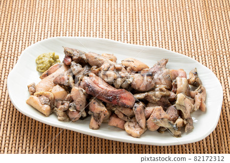 在木炭上烤雞大腿。 在木炭上烤雞大腿。 82172312
