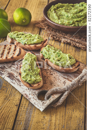 Bowl of guacamole 82172390