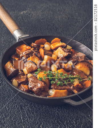 Beef bourguignon - French beef stew 82172516
