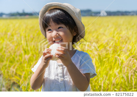 嚼飯糰的女孩 82175022