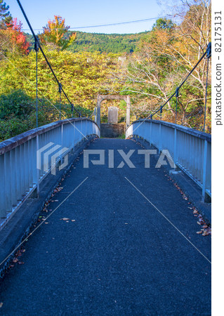 Sanbaseki峽谷漱石橋 秋天的風景 紅葉季節 82175131