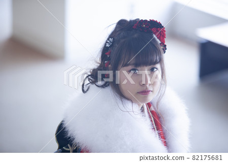 在成人儀式上穿著長袖的女人 82175681