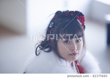 在成人儀式上穿著長袖的女人 82175683