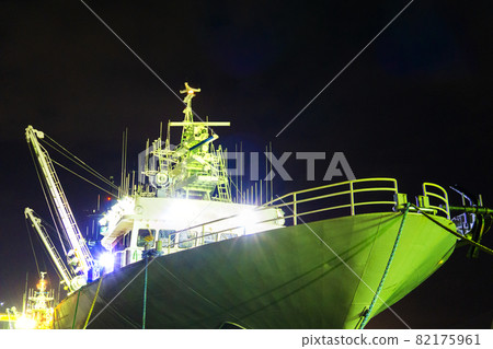 Night view photo of a fishing boat moored in the harbor at night_07 Night view photo of a fishing boat moored in the harbor at night_07 82175961