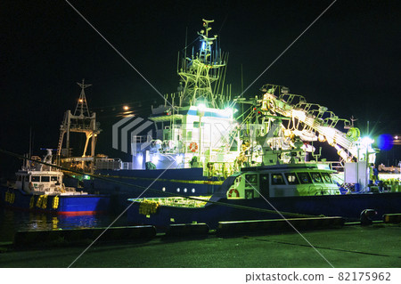 Night view photo of a fishing boat moored in the harbor at night_06 Night view photo of a fishing boat moored in the harbor at night_06 82175962