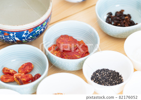 製作味噌球時使用的各種成分 82176052
