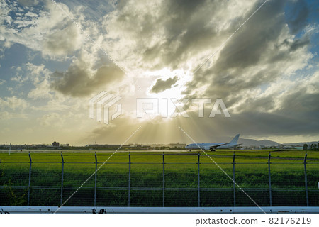 Sunbeams and airplanes Sunbeams and airplanes 82176219
