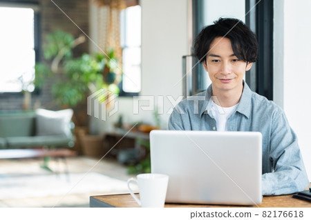 男士客廳遠程辦公遠程工作個人電腦的生活方式 82176618