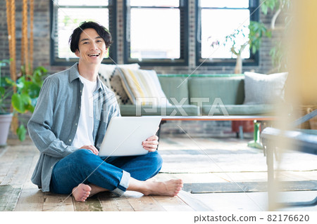男士客廳遠程辦公遠程工作個人電腦的生活方式 82176620