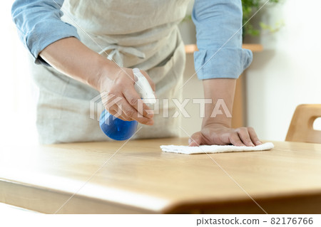 做家務的男人的手 82176766
