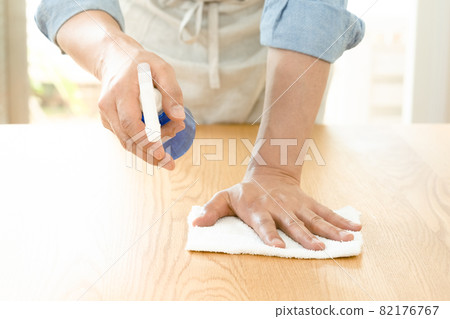 做家務的男人的手 做家務的男人的手 82176767