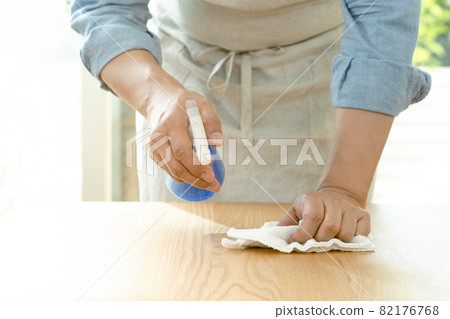 做家務的男人的手 做家務的男人的手 82176768