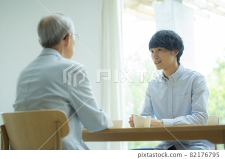 老人和年輕人談話 82176795