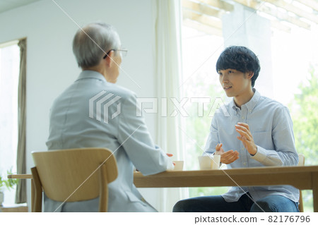老人和年輕人談話 老人和年輕人談話 82176796