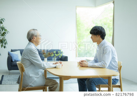 Senior men and young men talking Senior men and young men talking 82176798