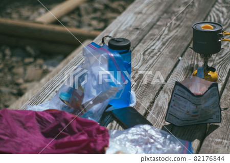 Cooking mountain rice 82176844