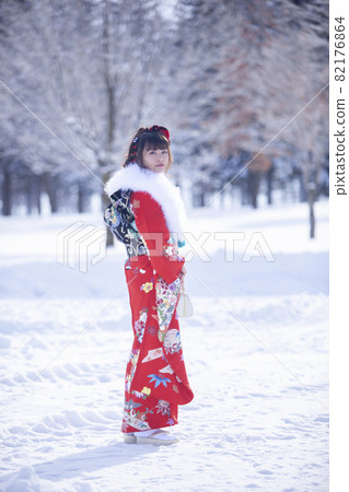 在成人儀式上穿著長袖的女人 在成人儀式上穿著長袖的女人 82176864