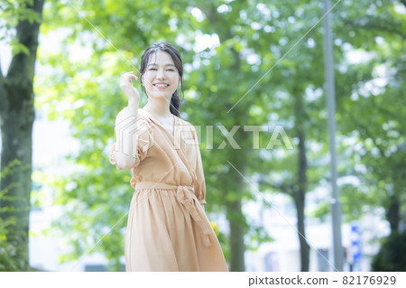室外的女人 室外的女人 82176929