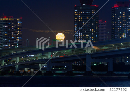 Night view of the Metropolitan Expressway and the full moon 82177592