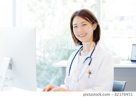 做案頭工作的女醫生 82178451