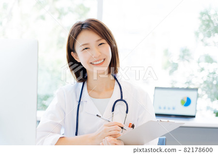 A female doctor who consults 82178600