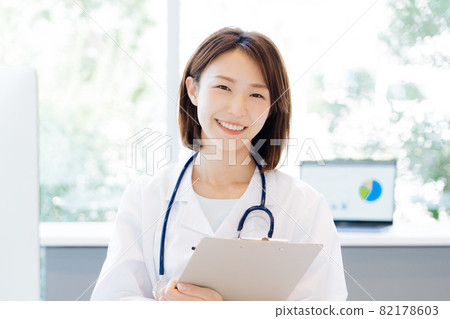A female doctor who consults 82178603