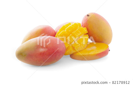 Mango fruit with mango cubes and leaves isolated on a white background Mango fruit with mango cubes and leaves isolated on a white background 82178912