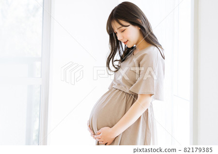 Pregnant woman 82179385