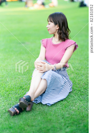 Lawn and women Lawn and women 82181052