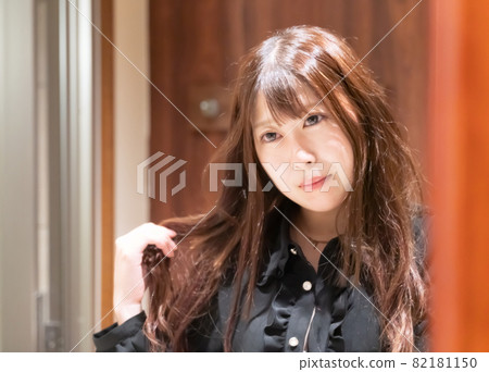 Woman looking in the mirror 82181150