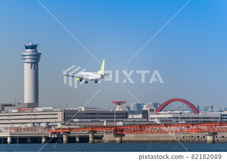 [Solaseed Air aircraft landing on Runway A from Ukishimacho Park] 82182089