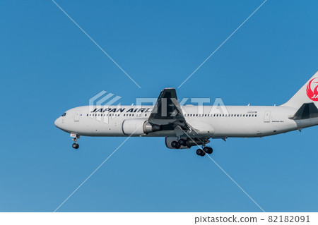 [JAL aircraft landing on Runway A from Ukishimacho Park] 82182091