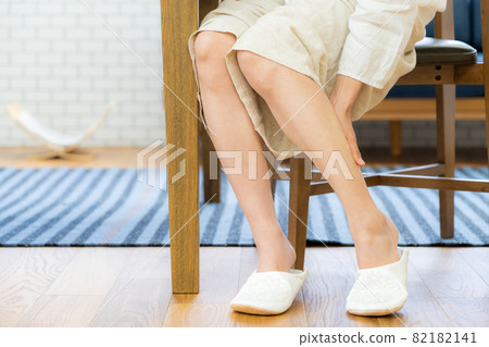Swelling of the legs 82182141