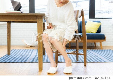 Women working from home swelling of legs 82182144