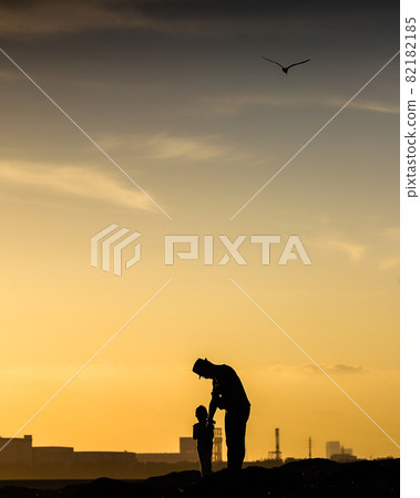 Grandpa and granddaughter 82182185