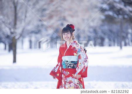 A woman wearing furisode at a coming-of-age ceremony 82182292