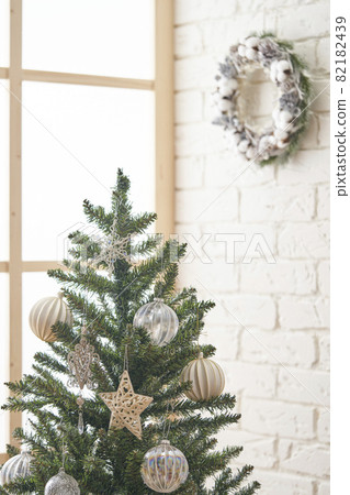 Room decorated with Christmas tree and wreath 82182439