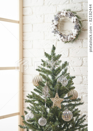 Room decorated with Christmas tree and wreath Room decorated with Christmas tree and wreath 82182444