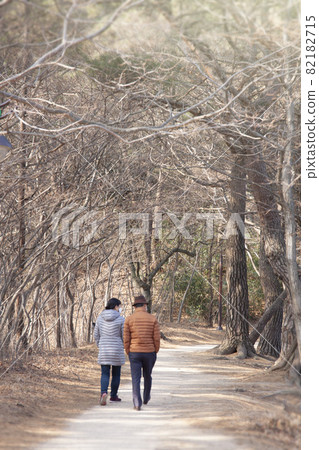 中年走路 中年走路 82182715