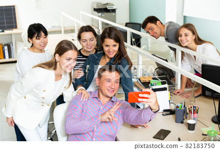 Group portrait of male and female managers 82183750