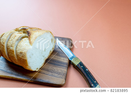 French bread cut to a thickness that is easy to eat using an outdoor knife French bread cut to a thickness that is easy to eat using an outdoor knife 82183895
