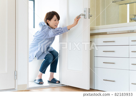 廁所裡的女人 82183933