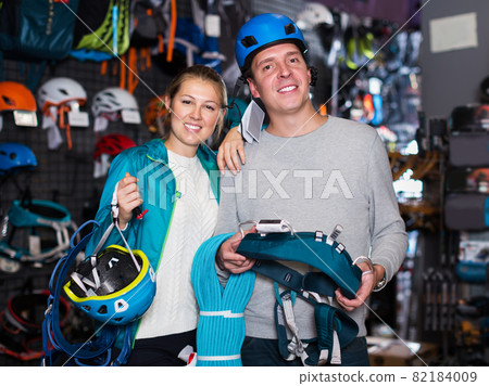Athletes chooses climbing equipment Athletes chooses climbing equipment 82184009