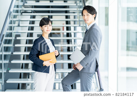 在過道上交談的商務人士 在過道上交談的商務人士 82184117