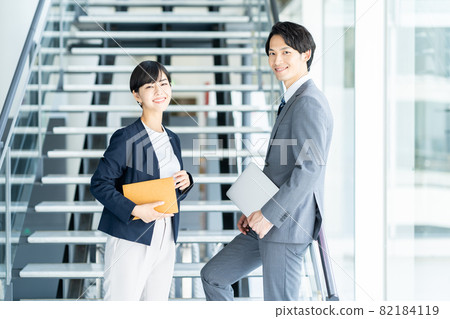 在過道上交談的商務人士 在過道上交談的商務人士 82184119