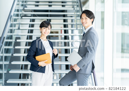 在過道上交談的商務人士 在過道上交談的商務人士 82184122