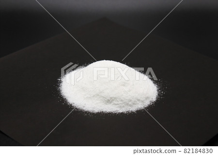White powder 82184830